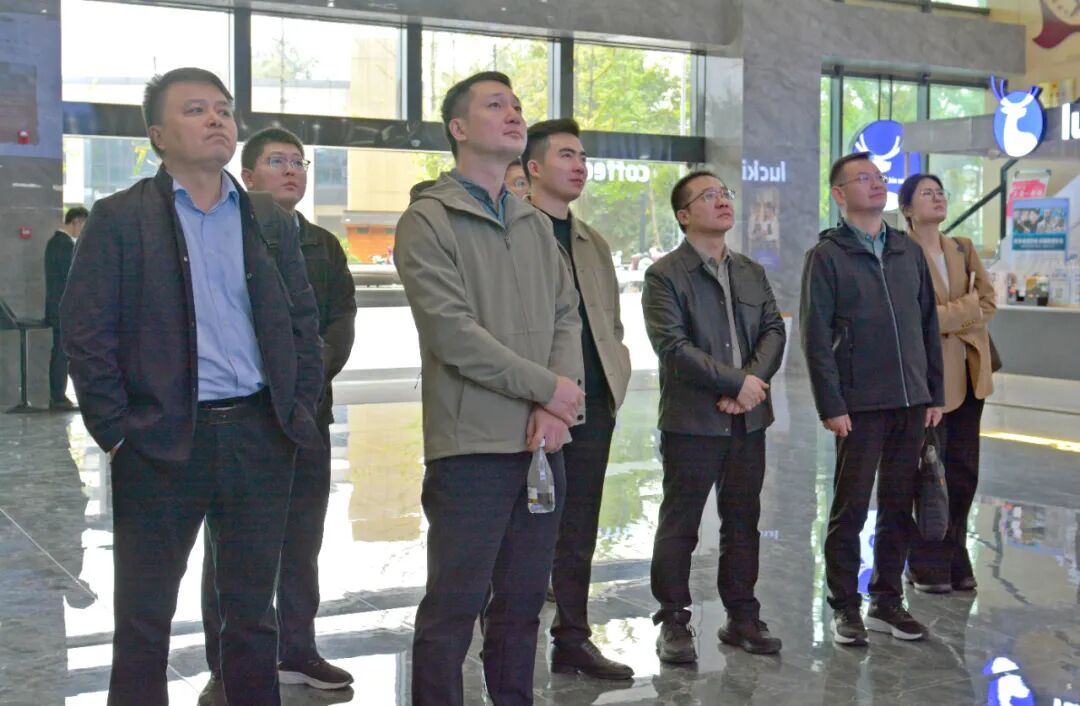 句容经济开发区领导一行莅临树莓集团园区考察座谈