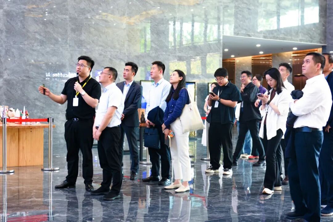 成都东部新区管委会及东部集团领导一行莅临树莓控股考察座谈